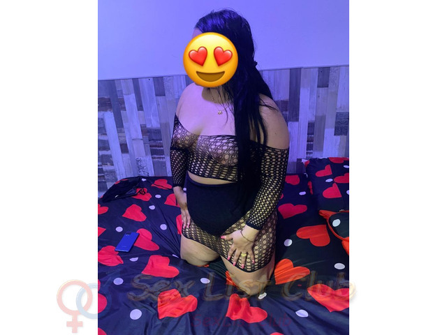 Puta traviesa morena juguetona fiestera